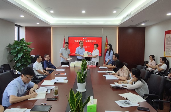 党课铭初心，，，，，，，，赠书促学习——徽盐地产集团机关第二党支部推动党史学习教育再升温